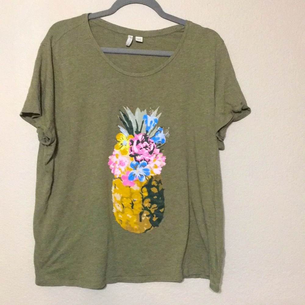 Floral pineapple tee